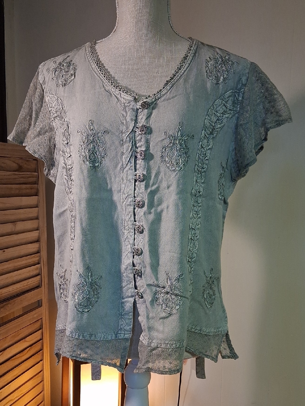 Women's Embroidered Short-Sleeve Button Front Top - Sage Green Size L
